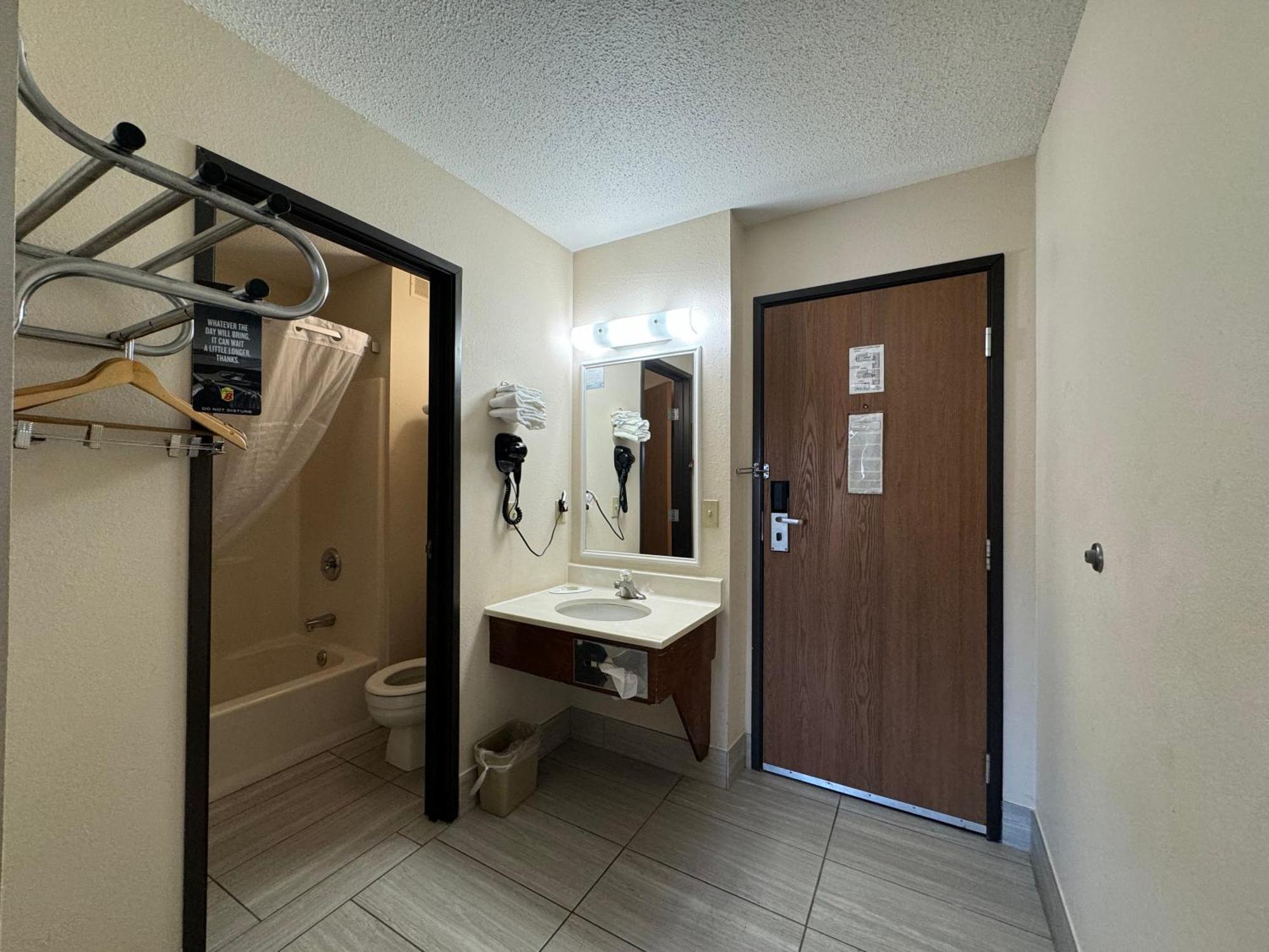 Super 8 By Wyndham Columbia Clark Lane Otel Dış mekan fotoğraf