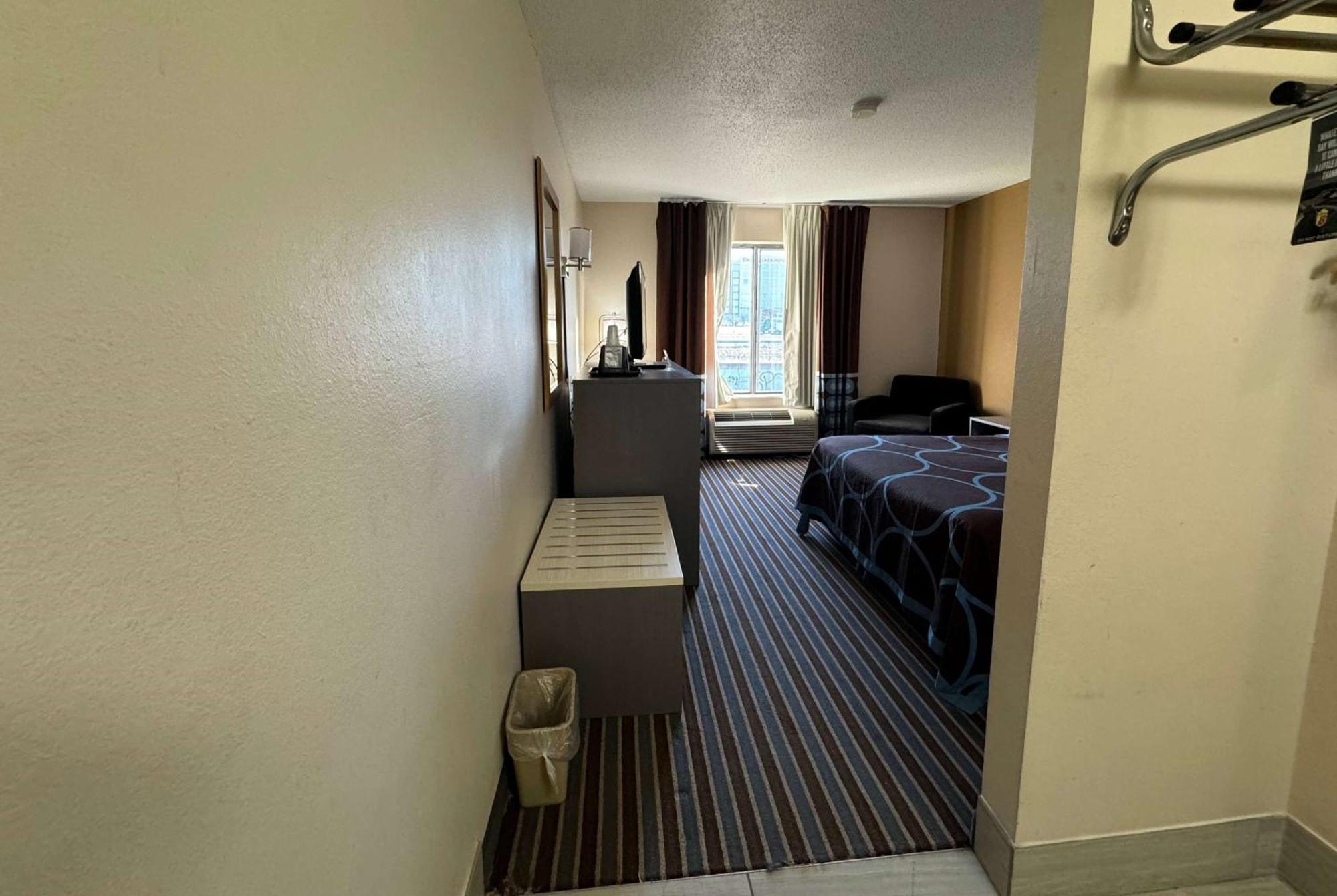 Super 8 By Wyndham Columbia Clark Lane Otel Dış mekan fotoğraf